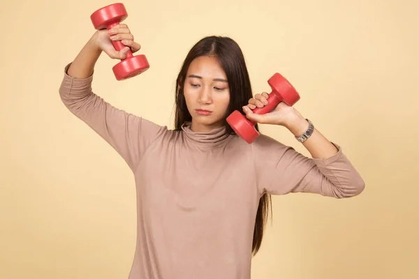 Esausto asiatico donna con manubri . — Foto Stock