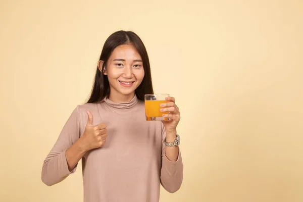 젊은 아시아 여자 엄지손가락 음료 오렌지 주스. — 스톡 사진