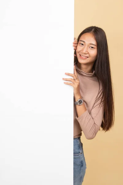 Jovem mulher asiática com sinal em branco . — Fotografia de Stock