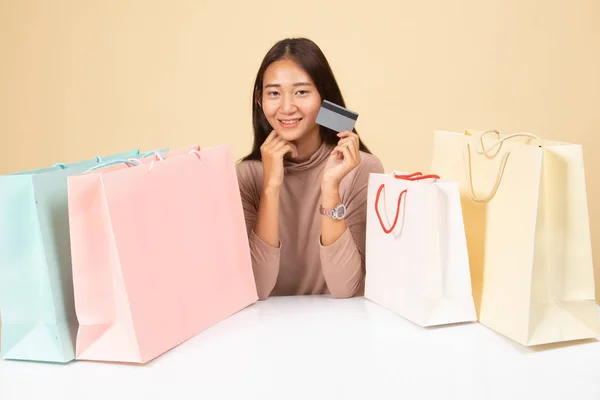 Junge asiatische Frau mit Einkaufstasche und Blanko-Karte. — Stockfoto