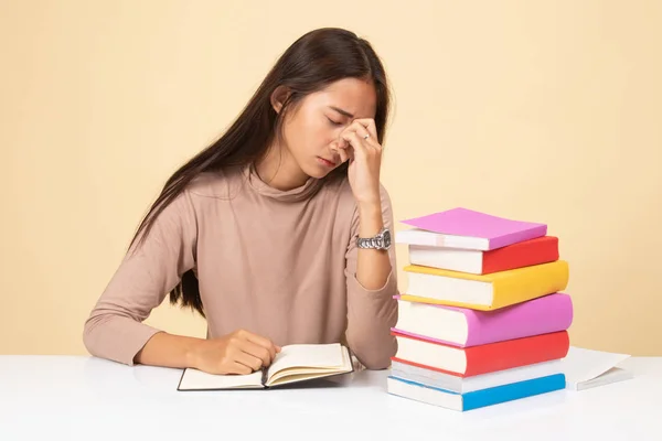 アジアの女性の疲れを得た頭痛読み取りタブに関する書籍を本 — ストック写真