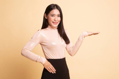 Genç Asyalı kadın eliyle mevcut.