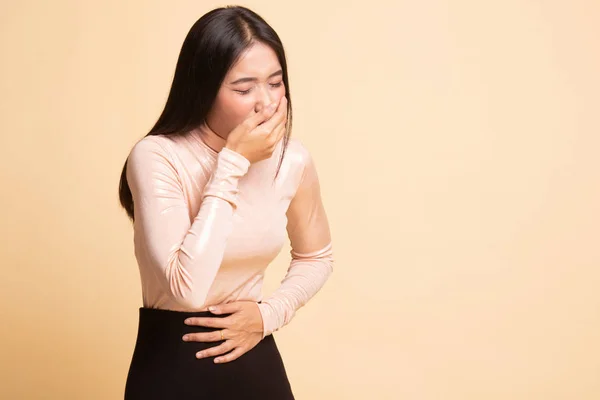 Joven mujer asiática tiene dolor de estómago a punto de vomitar . —  Fotos de Stock