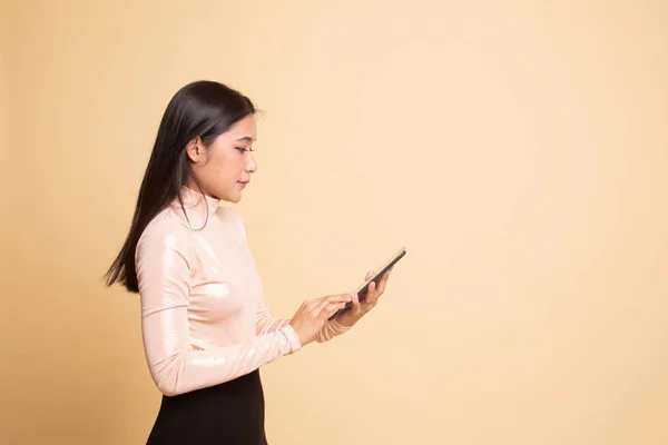 Jonge Aziatische vrouw met een tablet-computer. — Stockfoto