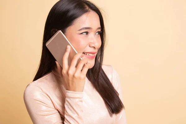 Jonge Aziatische vrouw praten met mobiele telefoon. — Stockfoto
