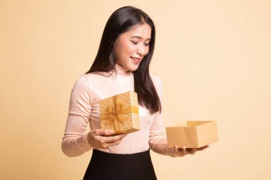 Genç Asyalı kadın açık bir hediye kutusu.