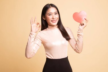 Asyalı kadın göster Tamam ile kırmızı kalp.