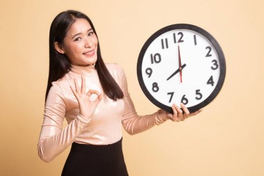 Genç Asyalı kadın ile bir saat Tamam göster.