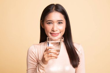 Genç Asyalı kadın ile içme suyu bir bardak.