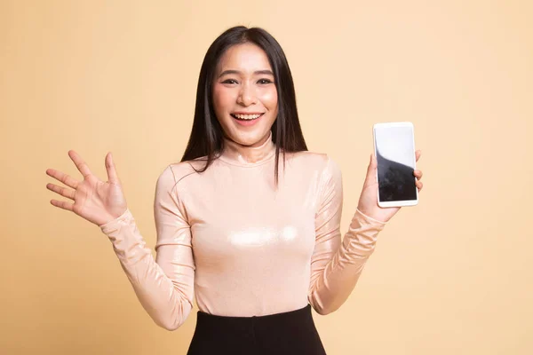 Jovem mulher asiática com telefone móvel. — Fotografia de Stock