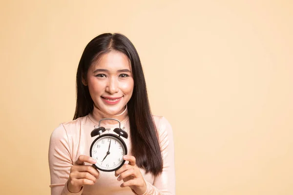 時計で若いアジア女性笑顔. — ストック写真