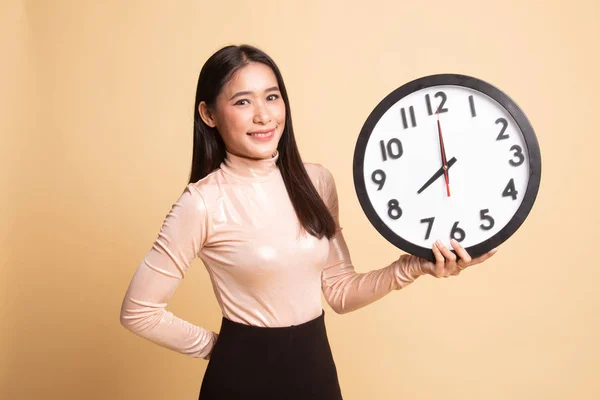 Joven asiático mujer con un reloj. — Foto de Stock