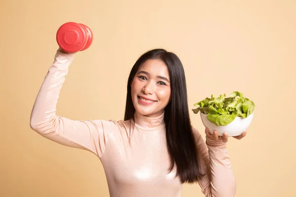 健康的亚裔女子和哑铃和沙拉. — 图库照片