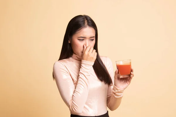 Joven mujer asiática odia el jugo de tomate . —  Fotos de Stock