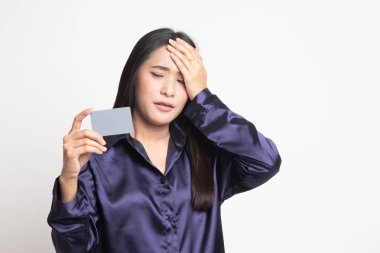 Genç Asyalı kadın baş ağrısı boş bir kart ile.