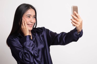 Genç Asyalı kadın selfie ile hareket eden telefon.