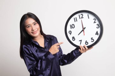 Bir saat noktasına genç Asyalı kadın.