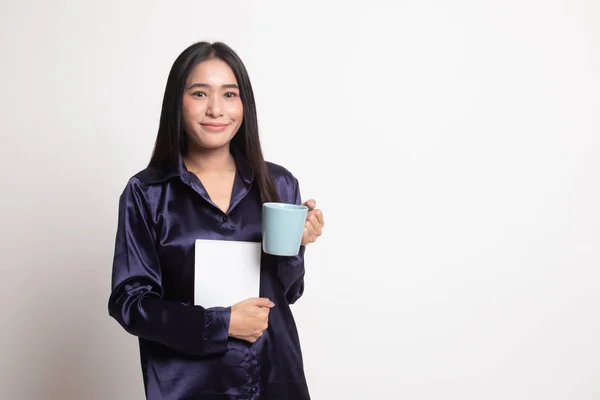 Молодая азиатка с книгой и чашкой кофе . — стоковое фото