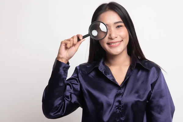 Jonge Aziatische vrouw met een vergrootglas. — Stockfoto