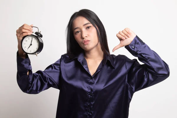 Jeune femme asiatique pouces vers le bas avec une horloge . — Photo