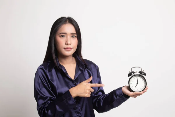 Colère jeune asiatique femme pointent vers une horloge . — Photo