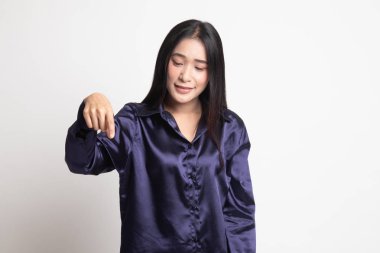 Güzel genç Asyalı kadın noktası boş yer aşağı.