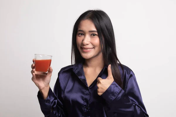 年轻的亚洲女人竖起大拇指用西红柿汁. — 图库照片