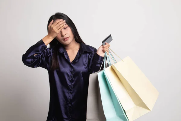 Boldogtalan fiatal ázsiai nő bevásárló táskák és hitelkártya. — Stock Fotó