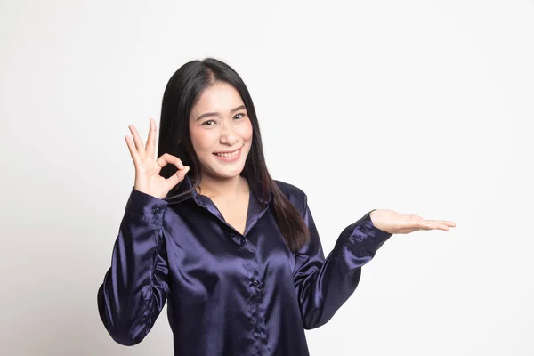 Hermosa joven asiática mostrar la palma de la mano y OK signo . —  Fotos de Stock