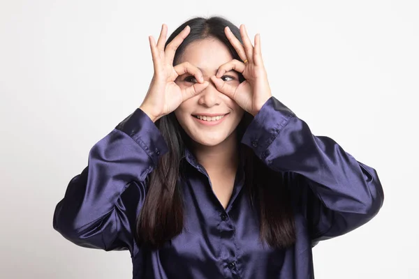 Asian woman do funny  double OK sign as glasses. — Stock Photo, Image