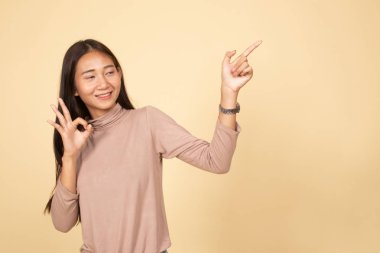 Genç Asyalı kadın üzerine gelin ve Tamam göster.