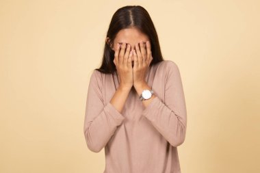 Üzgün genç Asyalı kadın avuç içi ağlar.