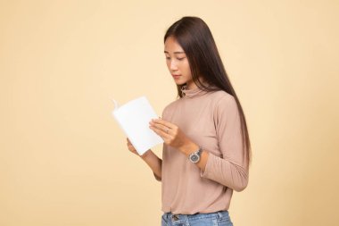 Genç Asyalı kadın bir kitap okumak.