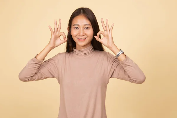 Asijské ženy ukazují znaménko dvojitá Ok ruky a úsměv. — Stock fotografie