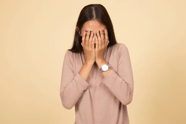 Triste joven asiática llorando con la palma de la mano. —  Fotos de Stock