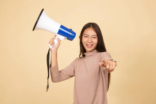 Mooie jonge Aziatische vrouw kondigen met megafoon. — Stockfoto