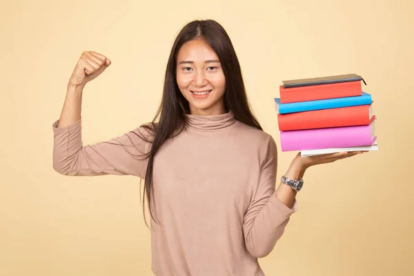 Giovane donna asiatica studiare con maggio libri . — Foto Stock