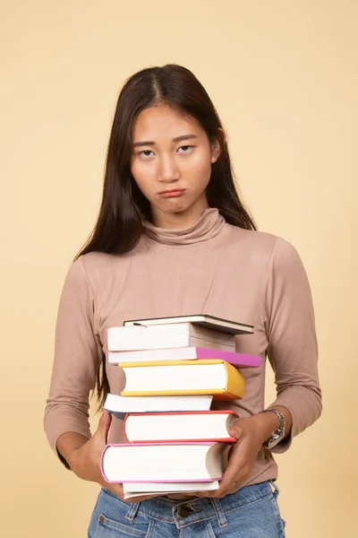Infelice giovane asiatico donna studiare con maggio libri . — Foto Stock