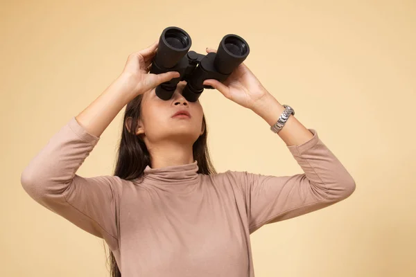 Giovane donna asiatica con binocolo . — Foto Stock