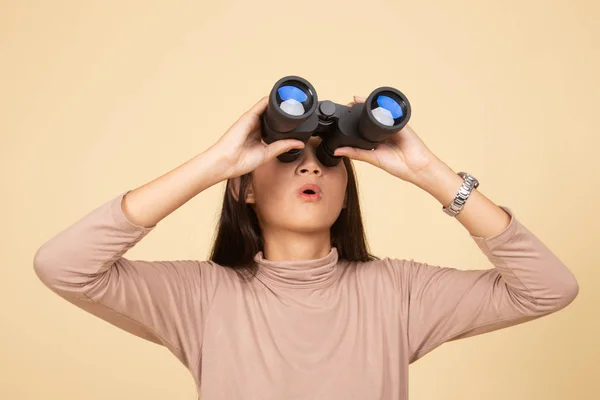 Giovane donna asiatica con binocolo . — Foto Stock