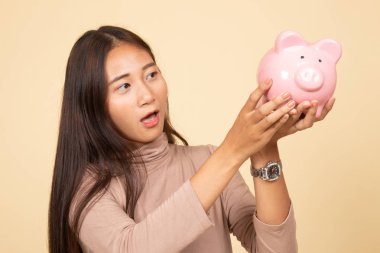 Bir domuz para banka ile genç Asyalı kadın.