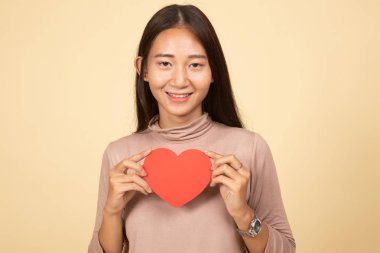 Kırmızı kalpli Asyalı kadın.