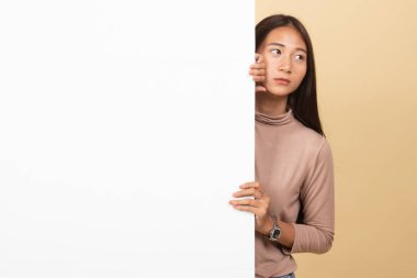 Boş işareti ile genç Asyalı kadın.