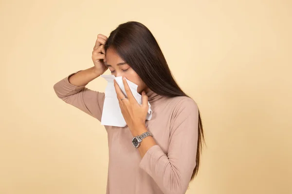 Fiatal ázsiai nő van influenza és a beteg. — Stock Fotó