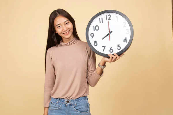 Joven asiático mujer con un reloj. — Foto de Stock