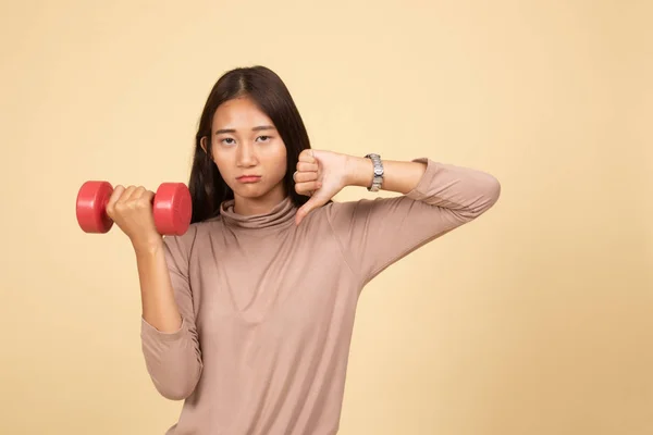 Infelice asiatico donna pollice giù con manubri . — Foto Stock