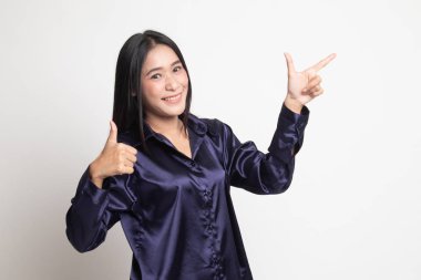 Genç Asyalı kadın noktası ve başparmak yukarıya.