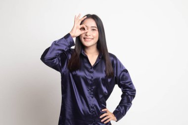 Güzel genç Asyalı kadın göster Tamam gözü üzerinde oturum.