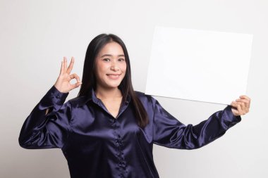 Genç Asyalı kadın göster Tamam beyaz boş işaretiyle.