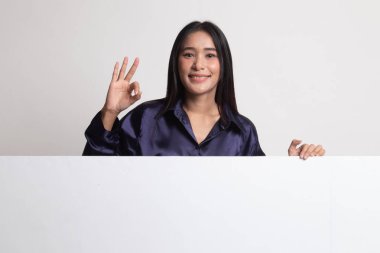 Genç Asyalı kadın göster Tamam boş işaretiyle.
